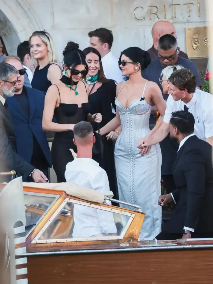 Kylie ve Kendall Jenner, Venedik’te Zıt Ama Göz Alıcı Kıyafetlerle Büyüledi