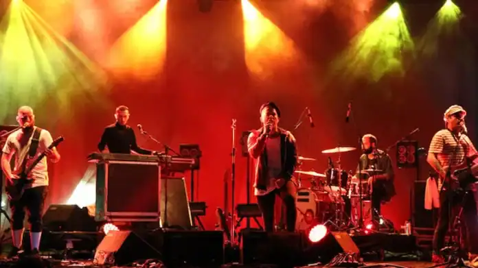 Athena, Bursa’daki Yangın Nedeniyle Konserini Yarıda Kesti