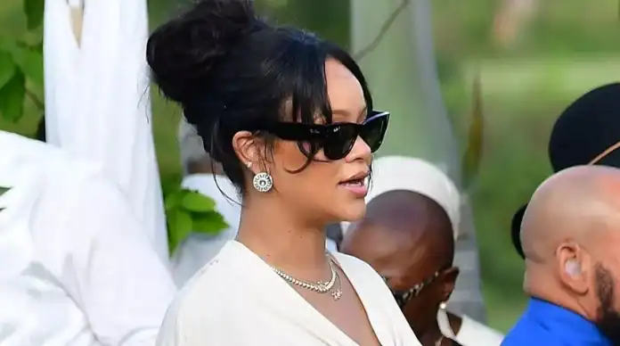 Rihanna, Ölen Babasının Cenazesinde Beyaz Kıyafetiyle Dikkat Çekti
