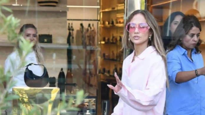 Jennifer Lopez, İstanbul konseri öncesi İstinye Park’ta alışveriş yaptı. Chanel mağazasına “Doluyuz” denilerek alınmayan yıldız, daveti reddetti.