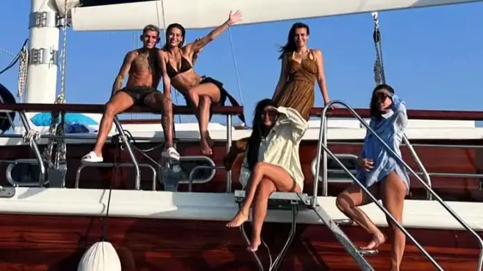 Lucas Torreira’dan Romantik Jest Maç Sonrası Devrim Özkan’ın Yanına Koştu