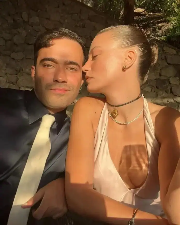 Serenay Sarıkaya ve Mert Demir’den Kuliste Romantik Anlar