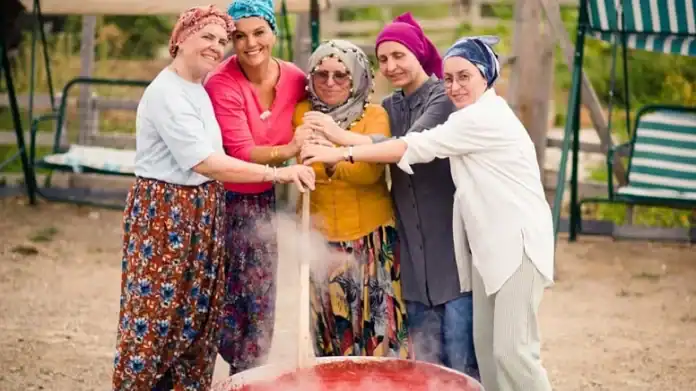 Açelya Akkoyun’dan Kış Hazırlığı Köyde Salça Yapıp Duygusal Paylaşım Yaptı