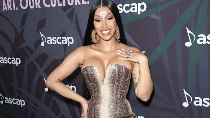 Cardi B Sokaklarda Albüm Satışıyla Gündem Oldu Niye Olmasın