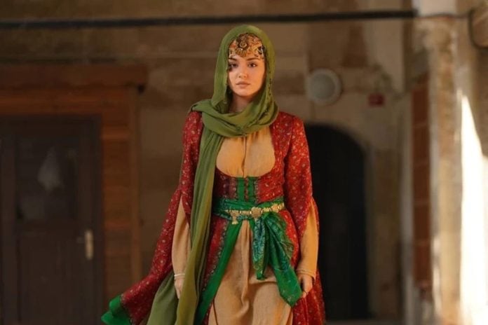 Hande Erçel’in ‘Mevlana Mest-i Aşk’ Filmindeki Büyüleyici Görünümü Hayranlarını Şimdiden Fethetti