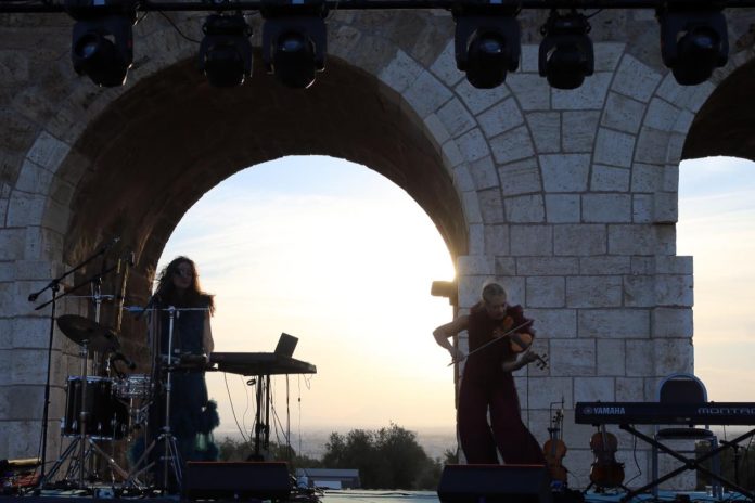 İsveçli Grup YoJuliet, Tralleis Antik Kenti’nde Mitoloji Film Festivali’nde Sahne Aldı