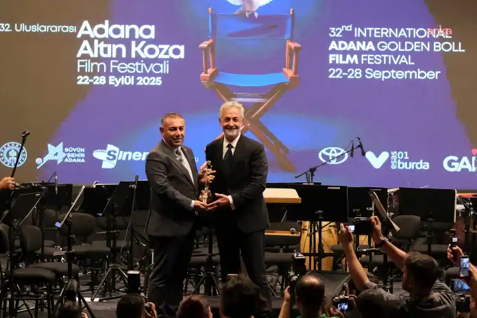 Mehmet Aslantuğ, Altın Koza Onur Ödülünü Zeydan Karalar’a Adadı