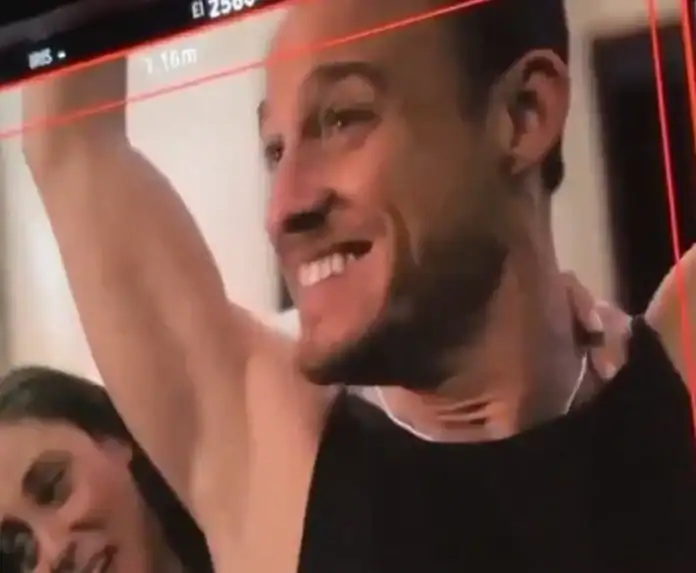 Öykü Karayel ve Kerem Bürsin’in ‘Koltuk Altı’ Sahnesi Sosyal Medyada Gündem Oldu