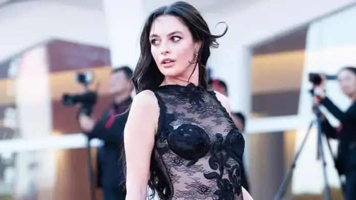 Venedik Film Festivali’nde Melis Sezen Şıklığıyla Büyüledi