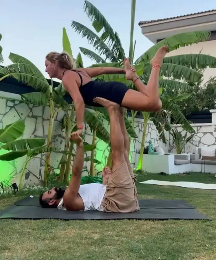 Yağmur Atacan’dan Eşi Pınar Altuğ’un Yoga Videosu Eleştirilerine Açıklama “Kıskanıyorlar”