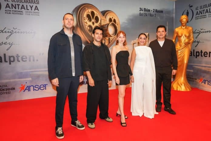 Altın Portakal Festivali Açılışı “Gelin Takımı 2” Galasıyla Kahkahalar Yükseldi Altın Portakal Festivali Açılışı “Gelin Takımı 2” Galasıyla Kahkahalar Yükseldi