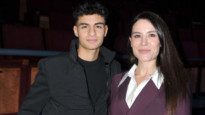 Belçim Bilgin’in “Bağlantı Hatası” Galasında Oğlu Rodin’le Sürpriz Yıllar Sonra Kameralar Karşısında! Belçim Bilgin’in “Bağlantı Hatası” Galasında Oğlu Rodin’le Sürpriz Yıllar Sonra Kameralar Karşısında!