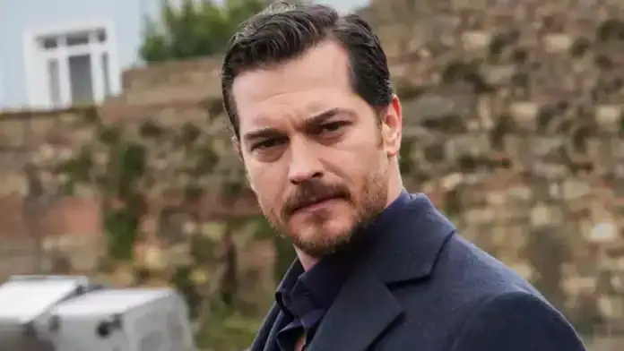 Çağatay Ulusoy Galada Deprem Haberini Aldı Tepkisi Gündem Oldu! Çağatay Ulusoy Galada Deprem Haberini Aldı Tepkisi Gündem Oldu!