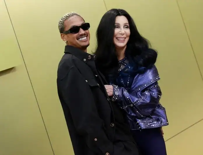 Cher, 40 yaş küçük sevgilisiyle bir etkinlikte göz kamaştırdı