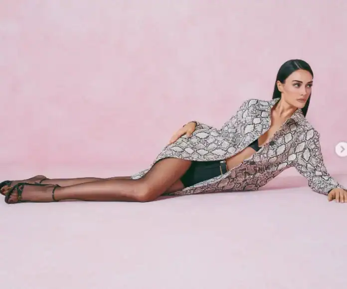 Esra Bilgiç'in Sütyen-Şort Kombini Hayranları Büyüledi!