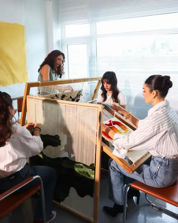 Hande Erçel Aşk Acısını Halı Dokuyarak Hafifletiyor Üniversiteye Dönüş ve Yeni Proje Hande Erçel Aşk Acısını Halı Dokuyarak Hafifletiyor Üniversiteye Dönüş ve Yeni Proje