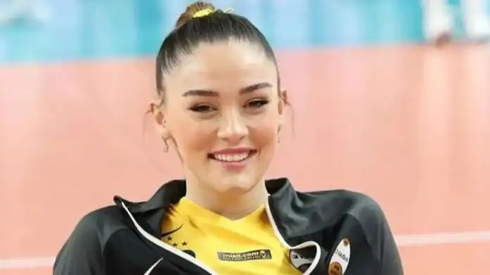 Zehra Güneş'in Asansörde Verdiği Pozlar Sosyal Medyayı Salladı