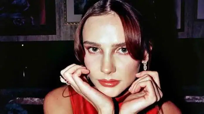 Alina Boz Diziden Ayrıldığını Uçakta Keşfetti