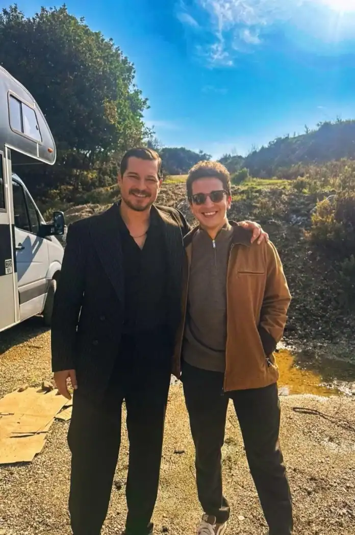 Çağatay Ulusoy'u Sette Kardeşi Ziyaret Etti Karizma Genetik! Dedirtti
