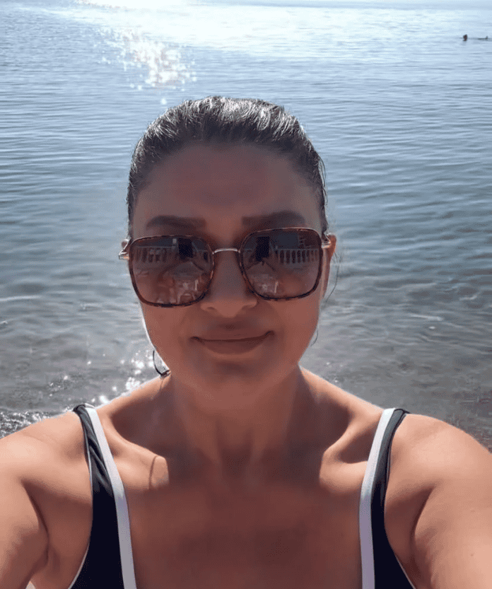 Nurgül Yeşilçay'dan Kasım Ayında Şaşırtan Deniz Keyfi Hastayız Diye Yasta Mıyız