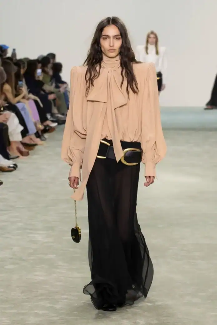 Özgür Ruhlu Boho Etekler Modada Yeniden Yükselişte SonbaharKış 2025 Trendleri!