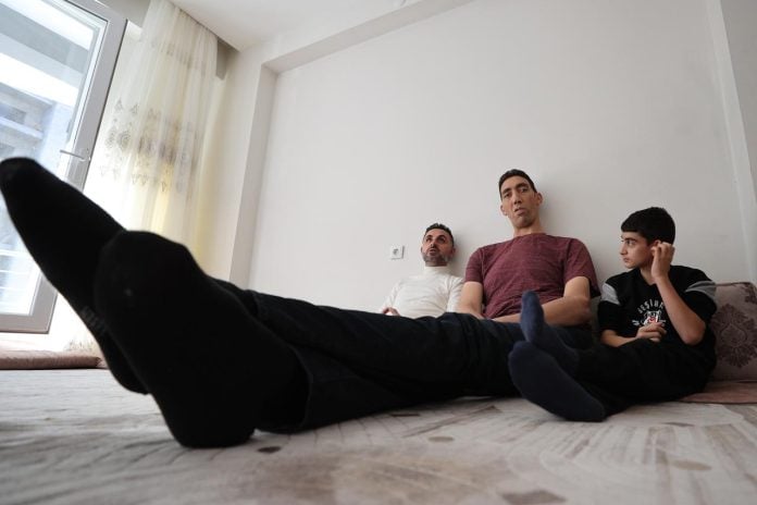 Türkiye'nin Dünyanın En Uzun Adamı Sultan Kösen'in Hayatı İngiltere Belgeseline Konu Oluyor