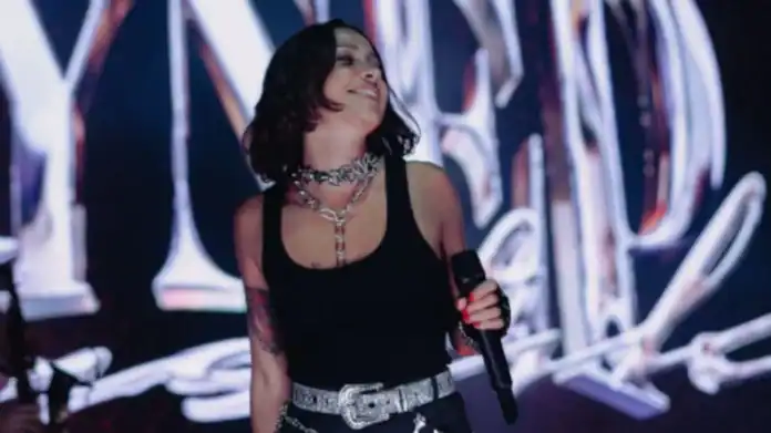 Zeynep Bastık Konserde Lazer Skandalına “Kedi Değilim” Diye Dur Dedi!