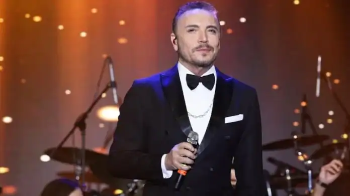 Cenk Eren Sahnede Görünmez Kaza Mikrofonu Tutayım Derken Yaralandı