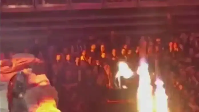 Lvbel C5 Konserinde Şok Görüntüler Sahneye Atlayan Hayranın Vücudu Alev Aldı