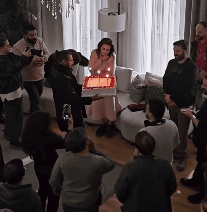 Özgü Namal'a Set Sürprizi 48. Yaşını Çalışarak Kutladı