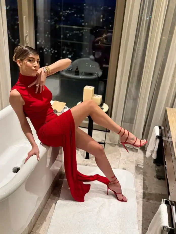 Sinem Kobal'dan 2025'e Duygusal Veda Aile Albümü İlk Kez Ortaya Çıktı