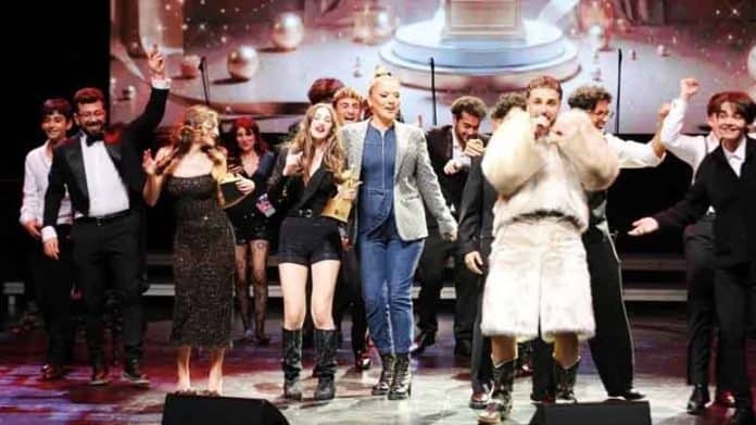 Ünlü Rapçinin Kürkü Geceye Damga Vurdu Adres Tahtakale