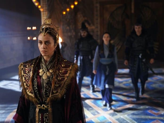 Ünlü Yönetmen ve Deniz Barut'un Sürpriz Evliliği 17 Yaş Farkı Gündem Oldu