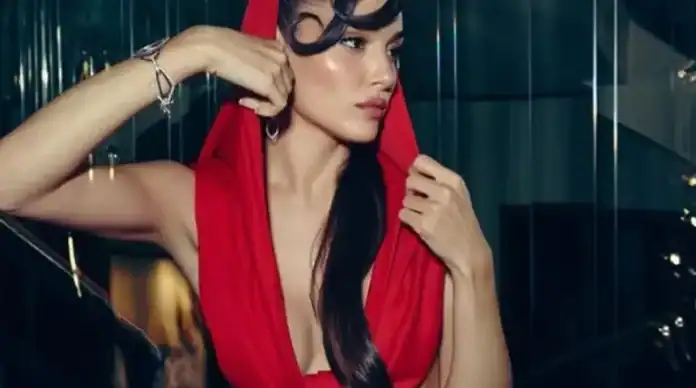 Hande Erçel Paris Moda Haftası'nda Kombini Beğenildi, Çizmeleri Eleştirildi