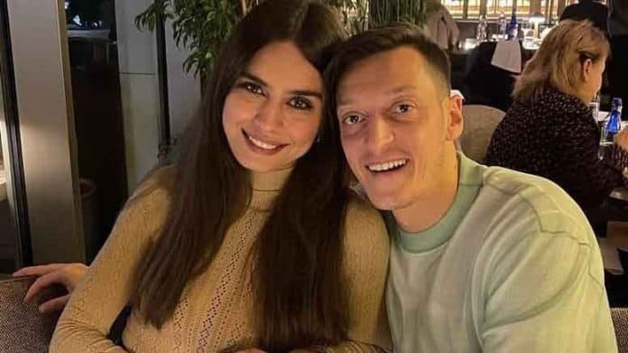 Mesut Özil ve Amine Gülşe 3. Kez Anne Baba Oluyor