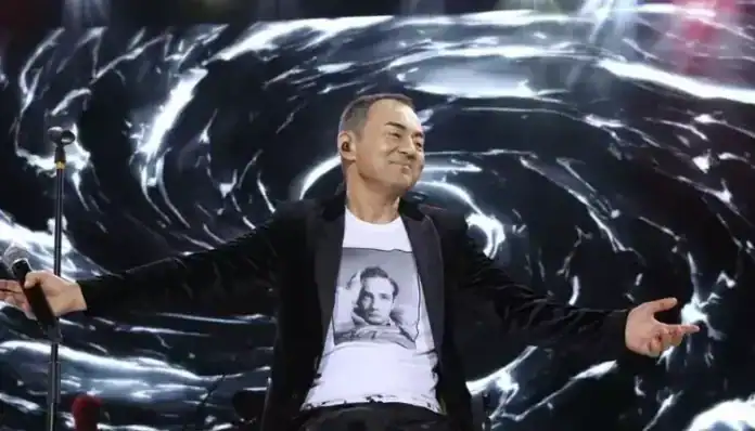 Serdar Ortaç Sahnede Düştü Ayağım Pervaneye Dolandı