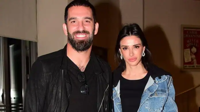 Arda Turan'dan Canlı Yayında Romantik Jest İyi Ki Doğurmuşsunuz