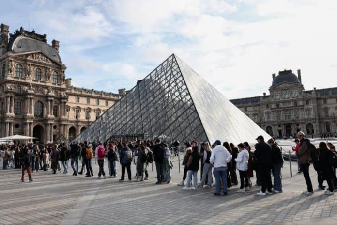 Louvre Müzesi'nde Su Sızıntısı Alarmı Tarihi Galeriler Kapatıldı