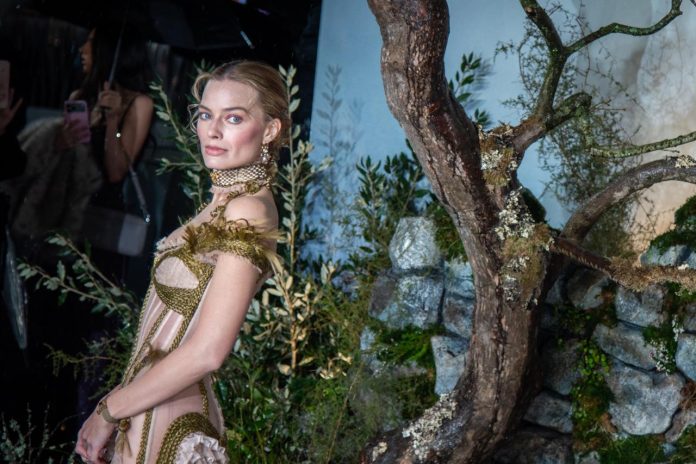 Margot Robbie'nin Saçlı Elbisesi Türk Tasarımcı İmzası