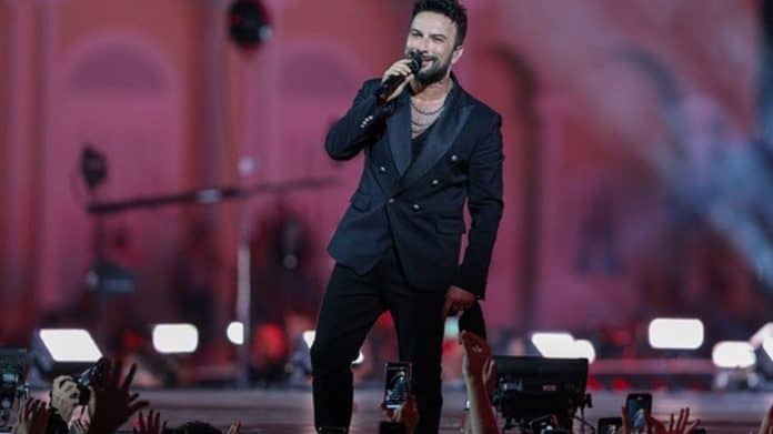 Tarkan'ın Sahnesinde Beklenmedik Kaza Mikrofon Seyircilerin Arasına Uçtu
