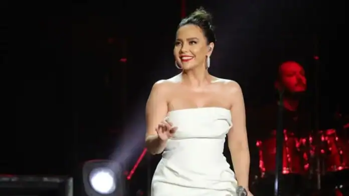 Ebru Gündeş'ten Özel Uçak Hamlesi Kızı Alara'yı Sağ Salim Getirdi