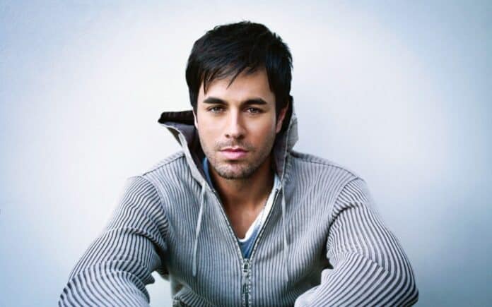 Enrique Iglesias Konserinde Sürpriz Sahneye Atlayan Hayranıyla Öpüştü