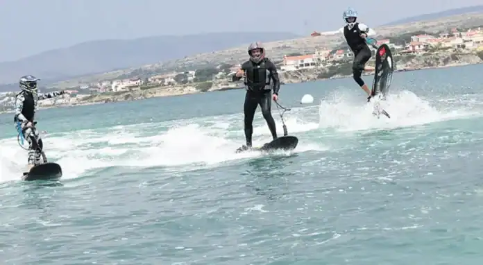 Emre Altuğ ve Oğullarından Çeşme'de Unutulmaz Motosurf Deneyimi