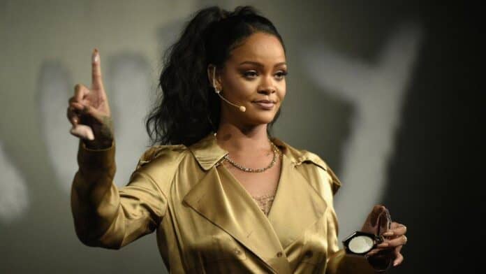 Rihanna'nın Yeni Dövmesi Tasarım Koltuğunda Çocukları Var
