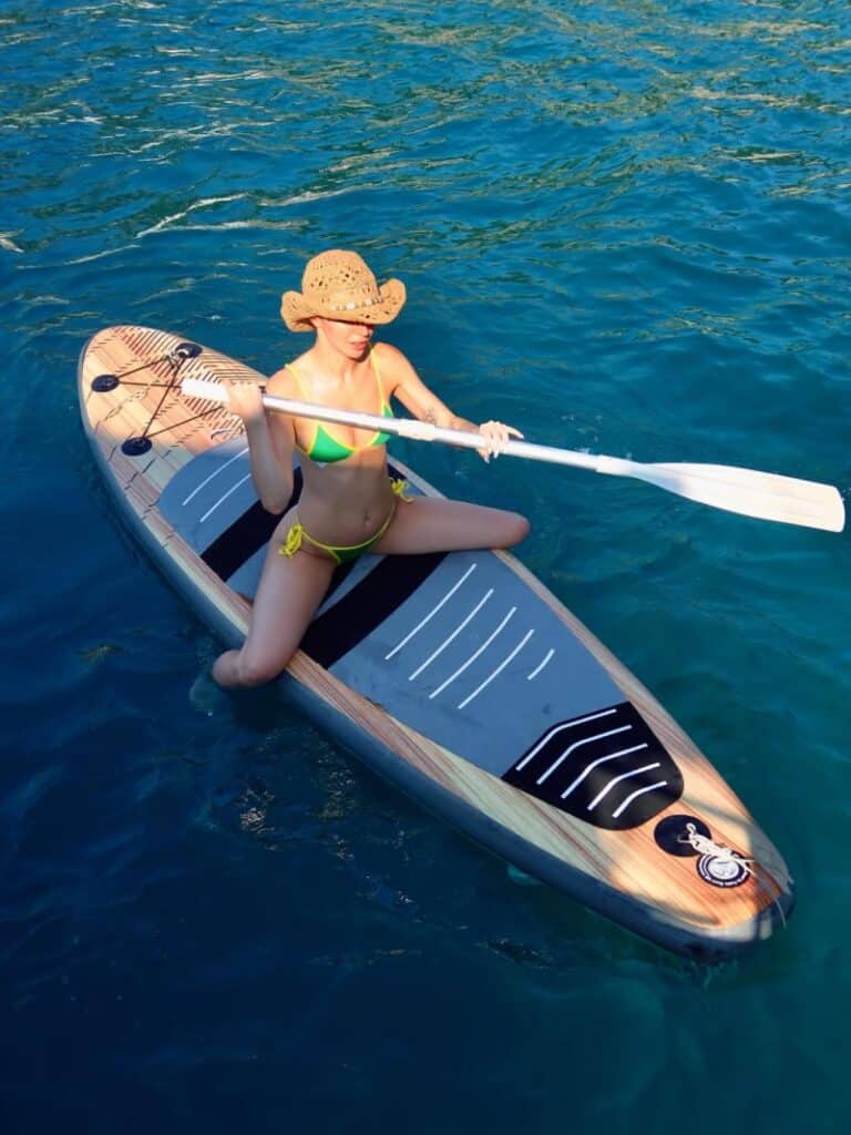 Şarkıcı Mina Solak'ın Bikinili Tatil Pozları Nefes Kesti