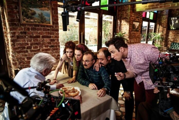 Gülse Birsel'in 2 Aile Arasında Filminden İlk Görüntüler Geldi