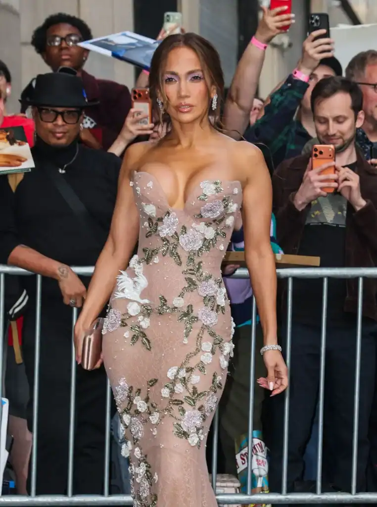 Jennifer Lopez 'Office Romance' Galasında Tarzıyla Gündem Oldu