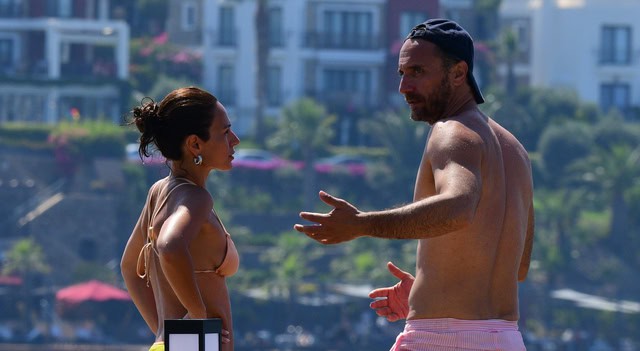 Yıldız Oyuncular Bodrum'da Buluştu: Kürek Sörfü, Deniz Keyfi ve Sahil Sohbetleri! 2 Yıldız Oyuncular Bodrum'da Buluştu: Kürek Sörfü, Deniz Keyfi ve Sahil Sohbetleri!