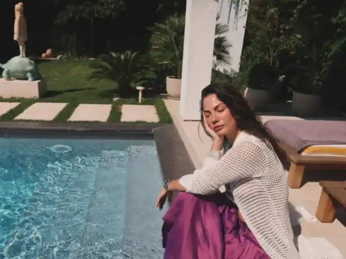 Demet Özdemir'in Havuz Kenarındaki Yeni Stili ve Sosyal Medya Paylaşımı