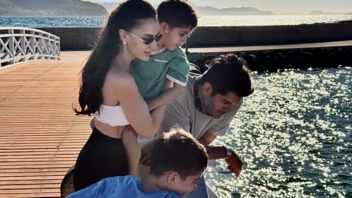 Fahriye Evcen ve Burak Özçivit'ten Deniz Kenarında Aile Paylaşımı